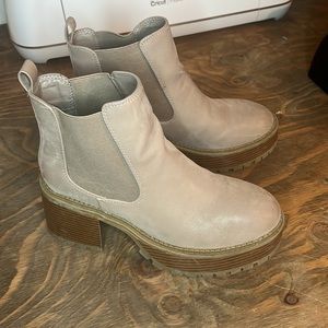 Tan lug sole heeled bootie 7.5